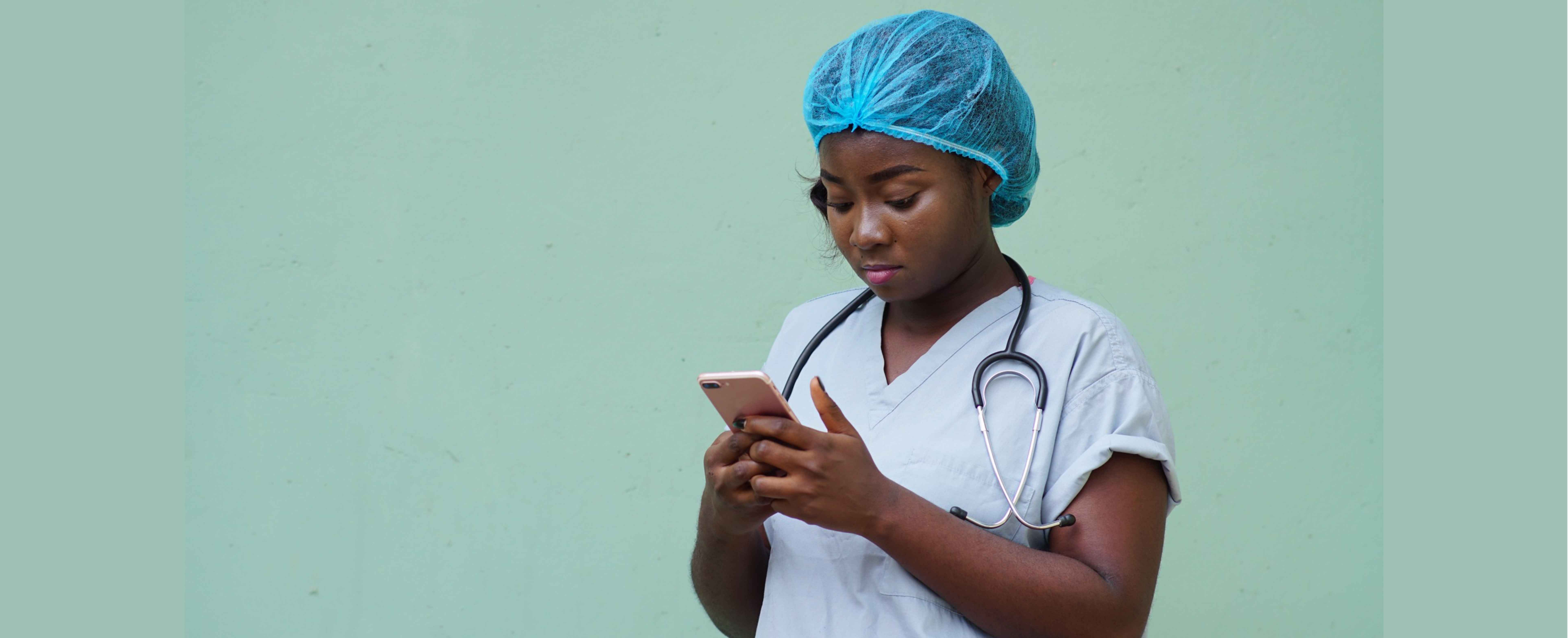 enfermera-afro-leyendo-como obtener-maximo-beneficio-compensacion-laboral