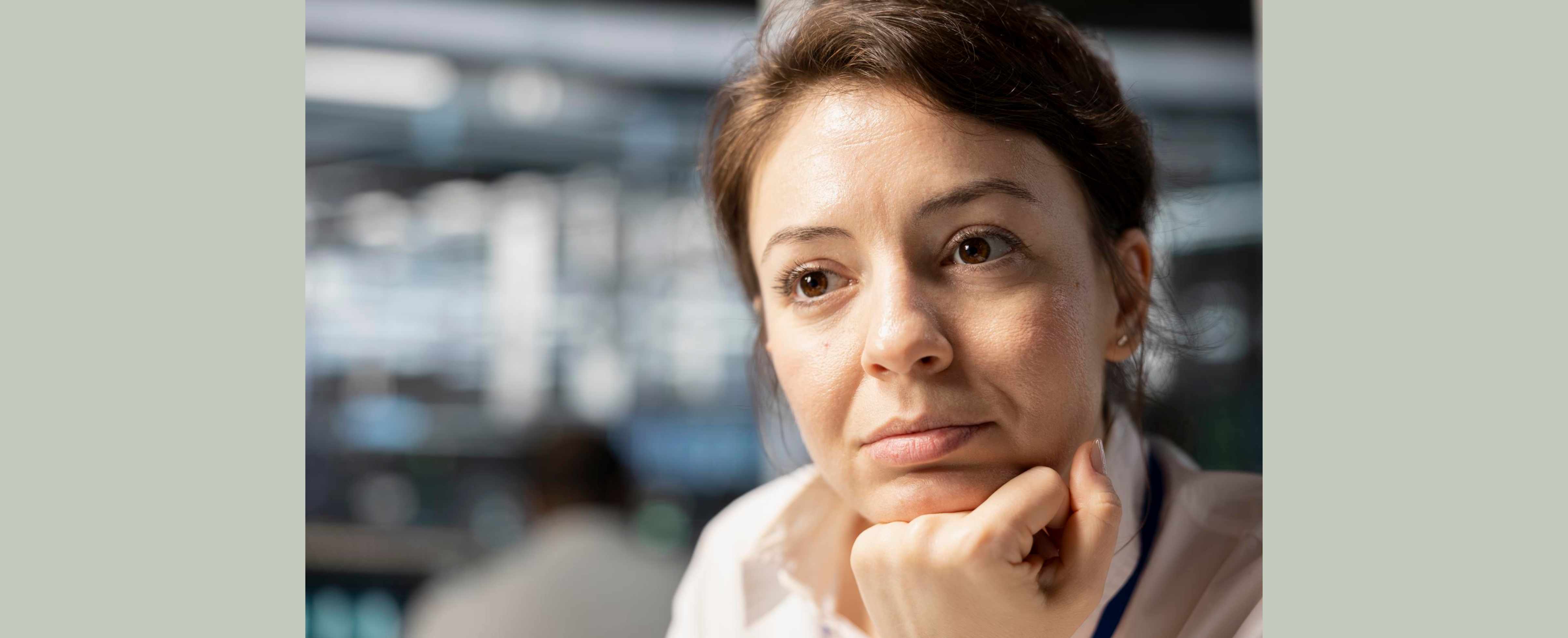 Mujer pensando en mejor momento de acuerdo laboral