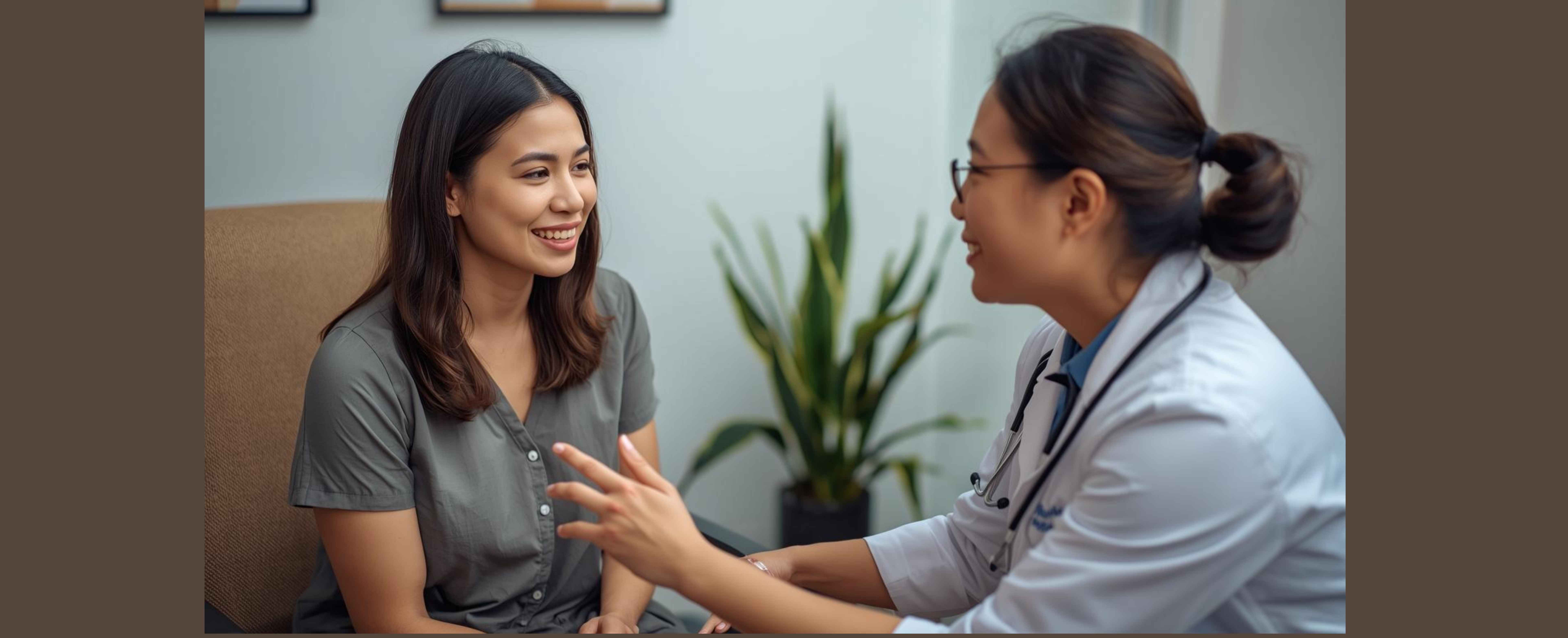 Trabajadora lesionada hablando con doctora para aumentar compensación